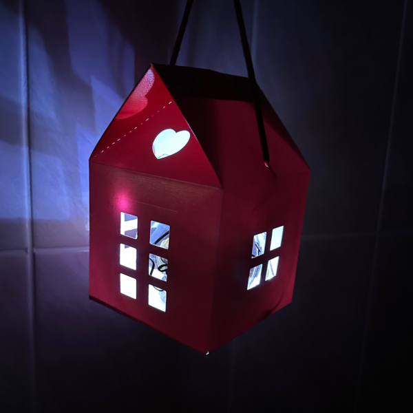 Punane majakujuline kinkekarp valgustusega